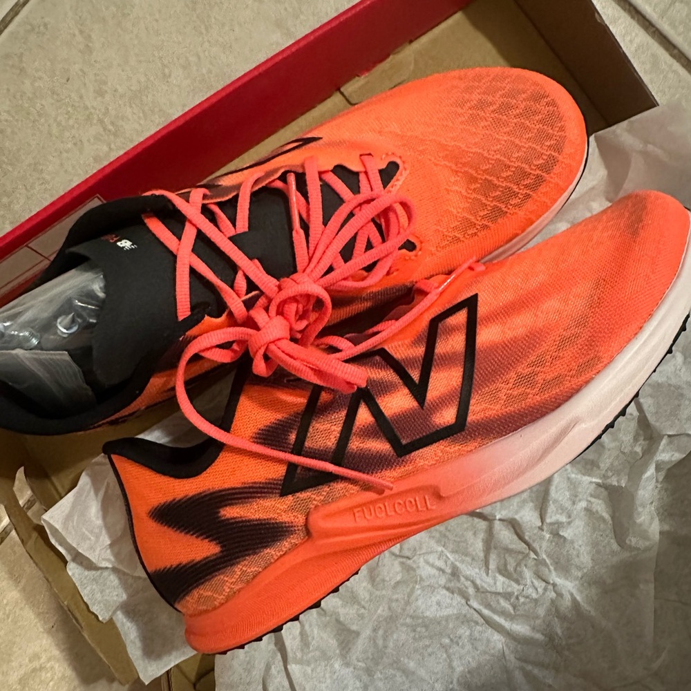 NWT New Balance FuelCell SuperComp XC-X Spikes (W 6.5)